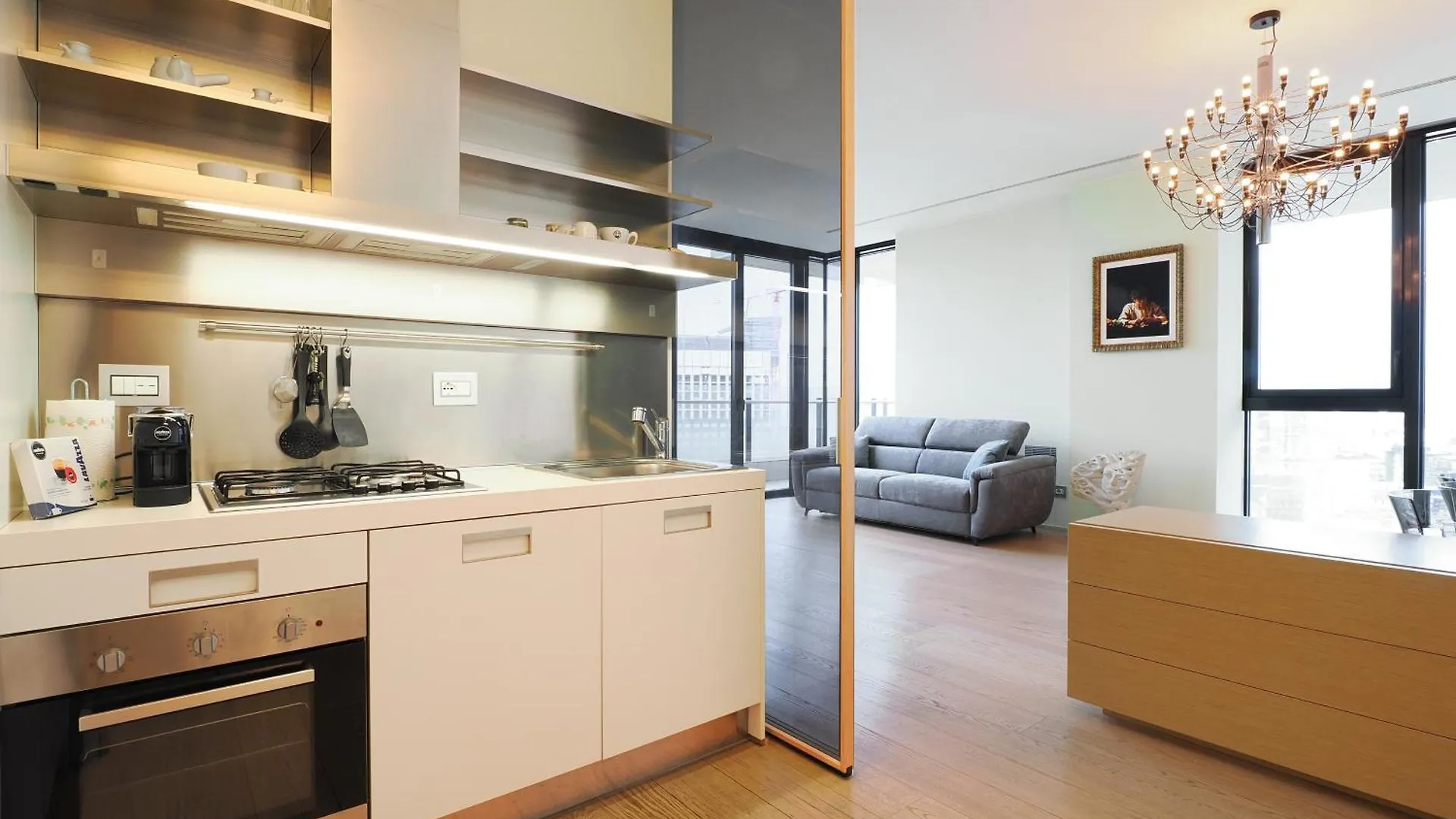 Elegant & Spacious Apartment In Solaria - Top View Milan Italy