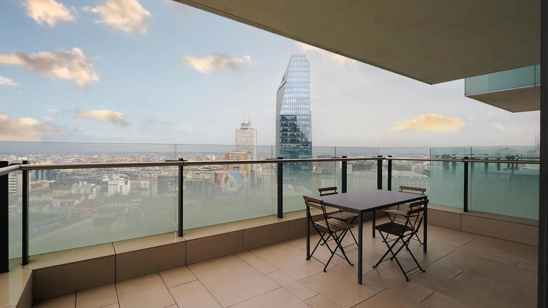 Elegant & Spacious Apartment In Solaria - Top View Milan