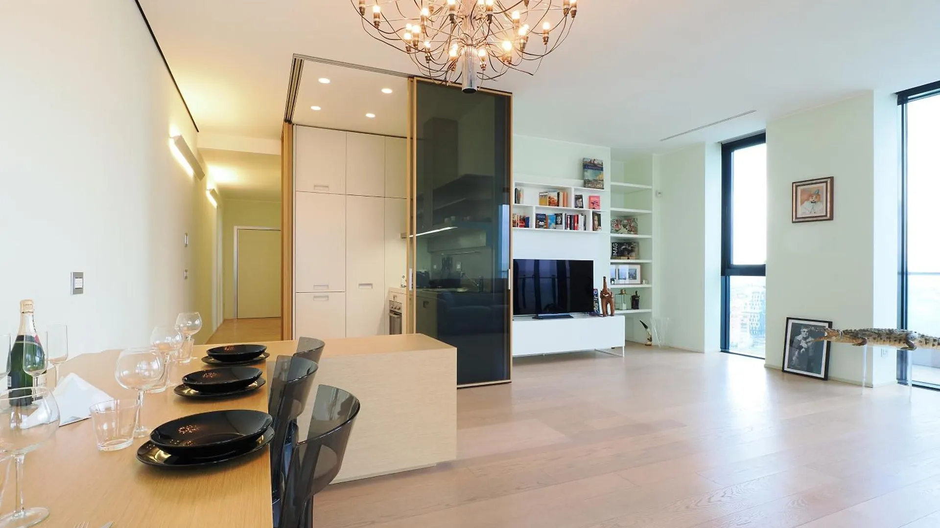 Elegant & Spacious Apartment In Solaria - Top View Milan