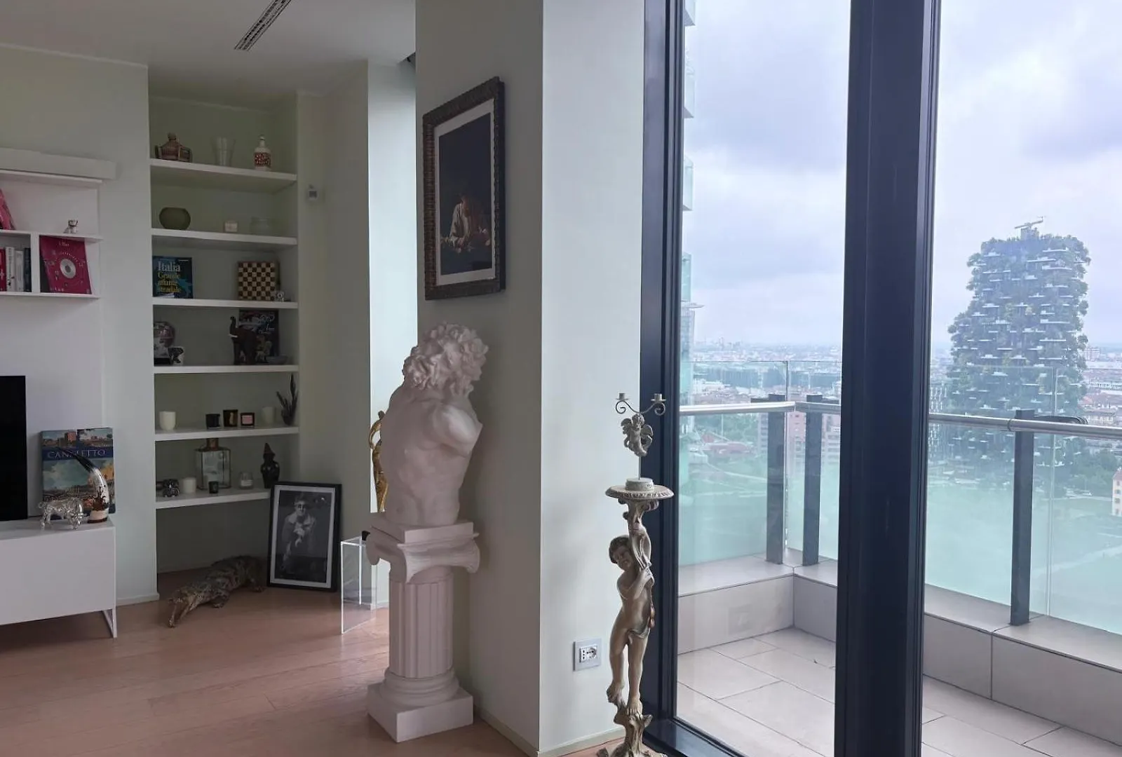 Elegant & Spacious Apartment In Solaria - Top View Milan